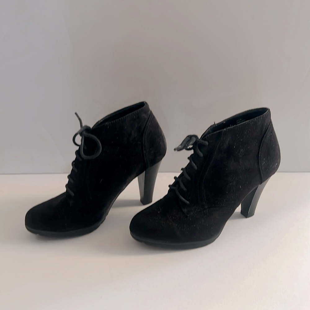 Rialto‎ Black Ankle Booties with heel Sleek Design